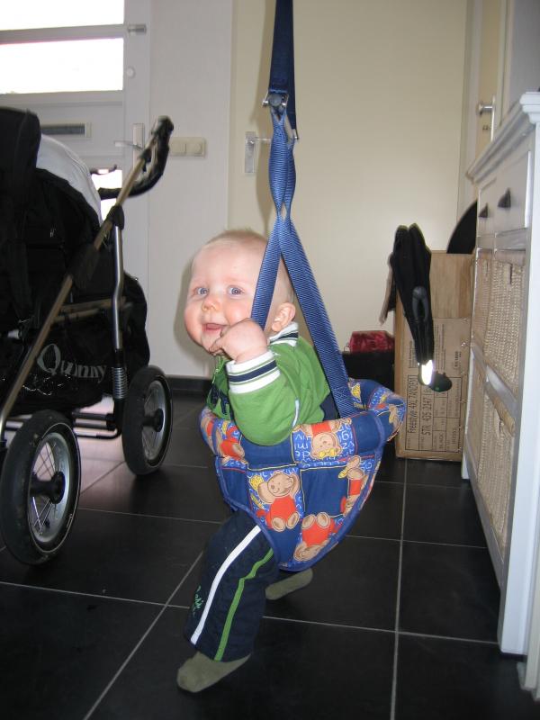 Jesse in de Babybouncer., geplaatst door mama Lizanne op 2006-05-17