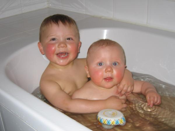 Merijn en Jesse samen in bad!, geplaatst door mama Lizanne op 2006-05-17