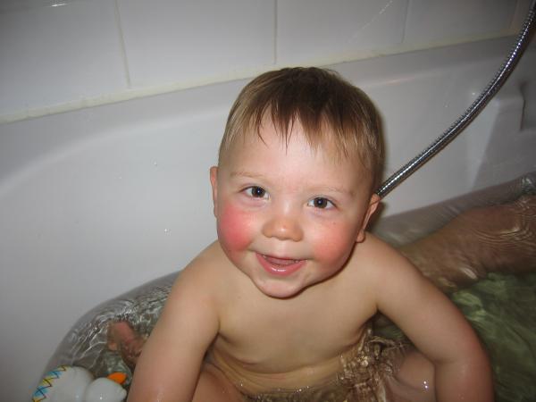 Merijn in bad., geplaatst door mama Lizanne op 2006-05-17