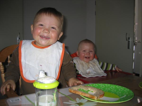 Merijn en Jesse aan tafel., geplaatst door mama Lizanne op 2006-05-17