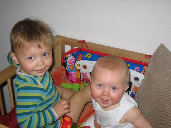 Merijn en Jesse samen in de box., geplaatst door mama Lizanne op 2006-05-17