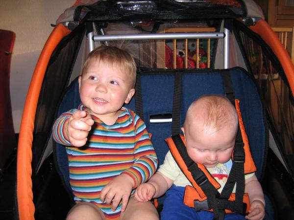 Merijn en Jesse in de fietskar., geplaatst door mama Lizanne op 2006-05-17