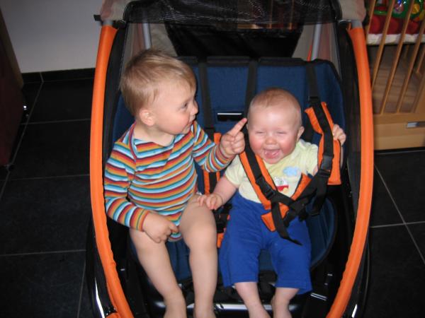 Merijn en Jesse in de fietskar., geplaatst door mama Lizanne op 2006-05-17
