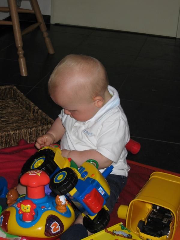 Jesse aandachtig aan het spelen., geplaatst door mama Lizanne op 2006-05-17