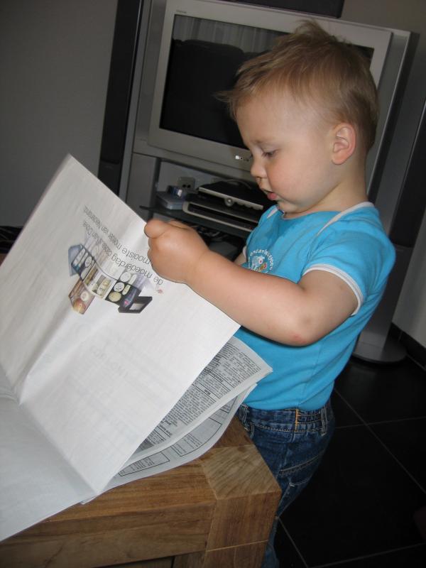 Merijn de krant aan het lezen., geplaatst door mama Lizanne op 2006-05-17