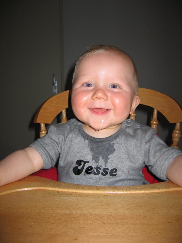 Jesse in zijn naamrompertje., geplaatst door mama Lizanne op 2006-05-17