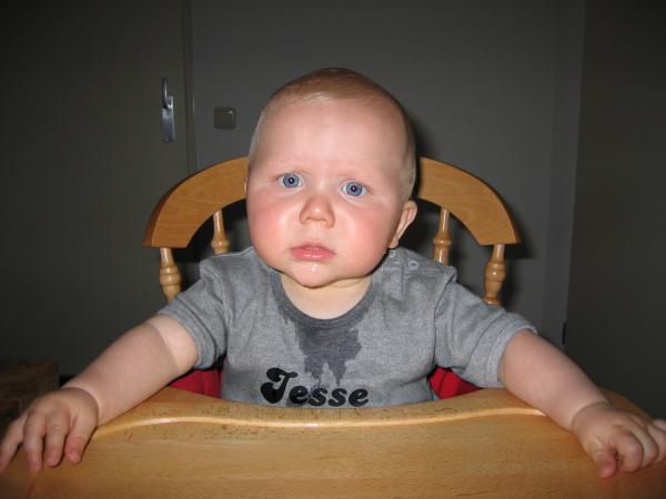 Jesse verbaasd kijken., geplaatst door mama Lizanne op 2006-05-17