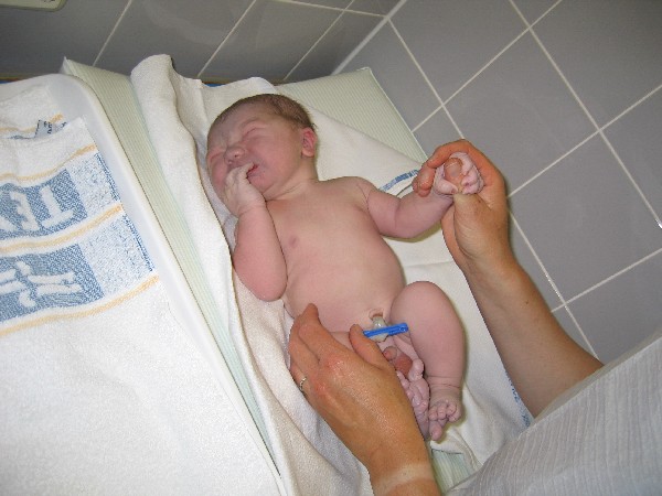 Net na de geboorte - Merijn wordt aangekleed, geplaatst door papa Boudewijn op 2004-06-03