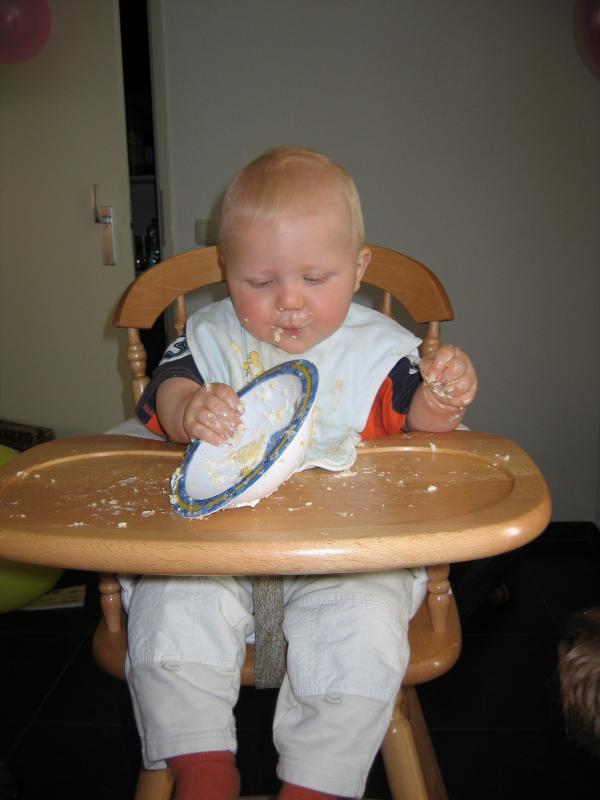 Jesse taart aan het eten., geplaatst door mama Lizanne op 2006-05-31