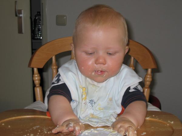 Jesse taart aan het eten., geplaatst door mama Lizanne op 2006-05-31