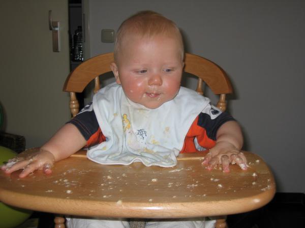 Jesse taart aan het eten., geplaatst door mama Lizanne op 2006-05-31