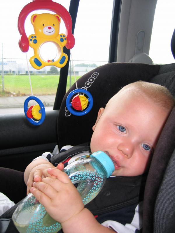 Jesse in de auto naar de beekse bergen., geplaatst door mama Lizanne op 2006-07-03