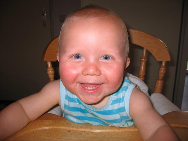 Jesse laat even zijn tandjes zien., geplaatst door mama Lizanne op 2006-07-03