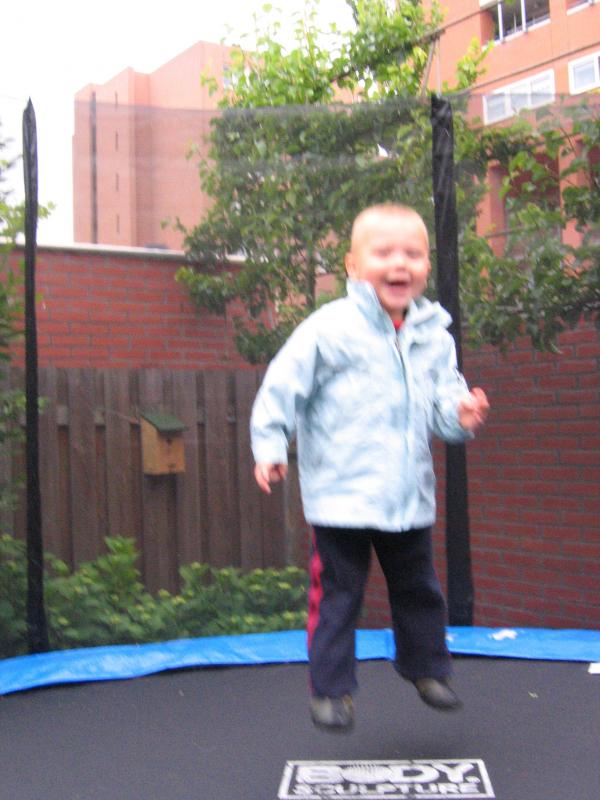 Merijn druk aan het trampoline springen., geplaatst door mama Lizanne op 2006-07-03