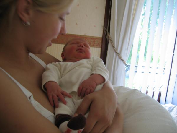 Merijn bij Mama 2, geplaatst door papa Boudewijn op 2004-06-08