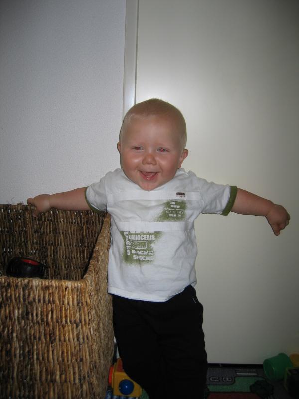 Jesse die zich probeert staande te houden., geplaatst door mama Lizanne op 2006-07-03