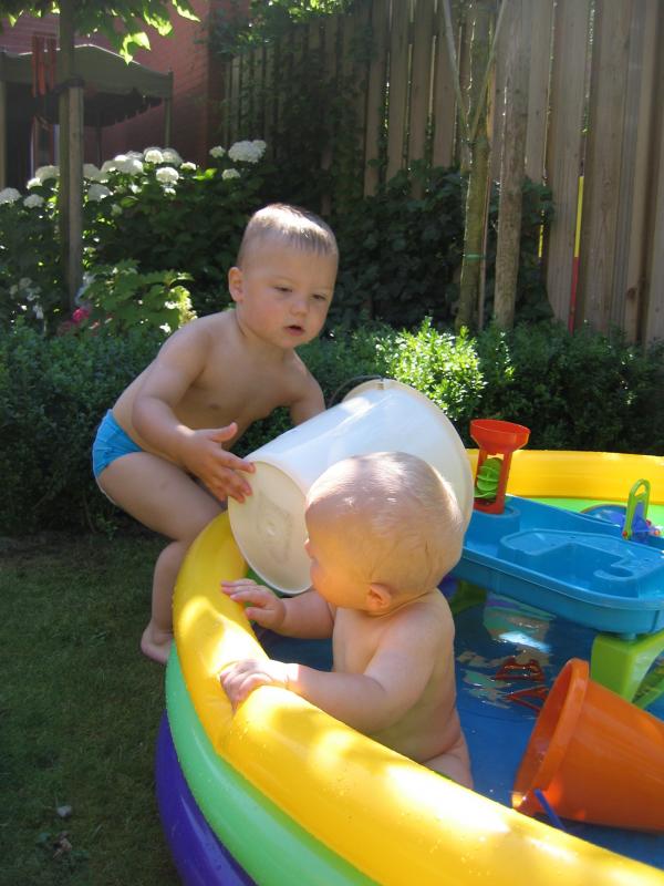 Jesse en Merijn samen buiten in het badje., geplaatst door mama Lizanne op 2006-07-03