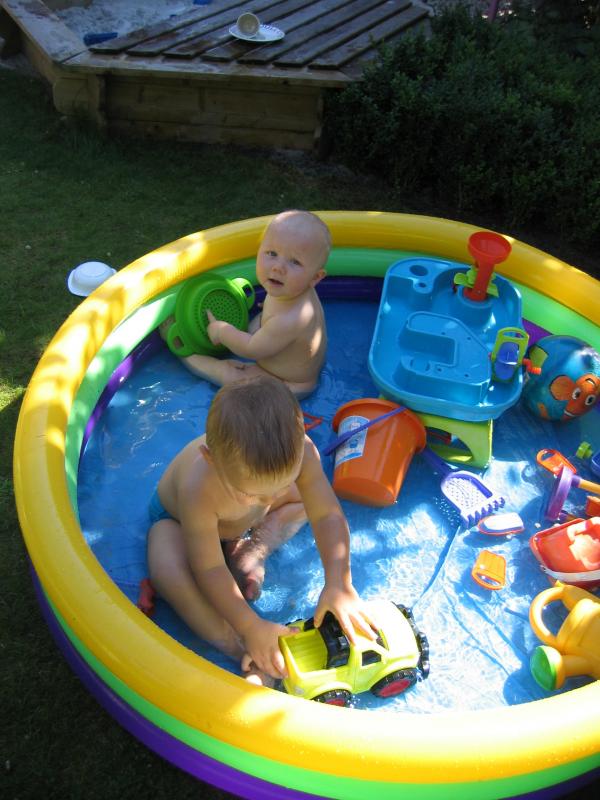 Jesse en Merijn samen buiten in het badje., geplaatst door mama Lizanne op 2006-07-03