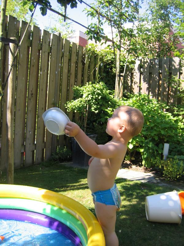 Jesse en Merijn samen buiten in het badje., geplaatst door mama Lizanne op 2006-07-03