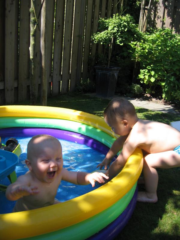 Jesse en Merijn samen buiten in het badje., geplaatst door mama Lizanne op 2006-07-03