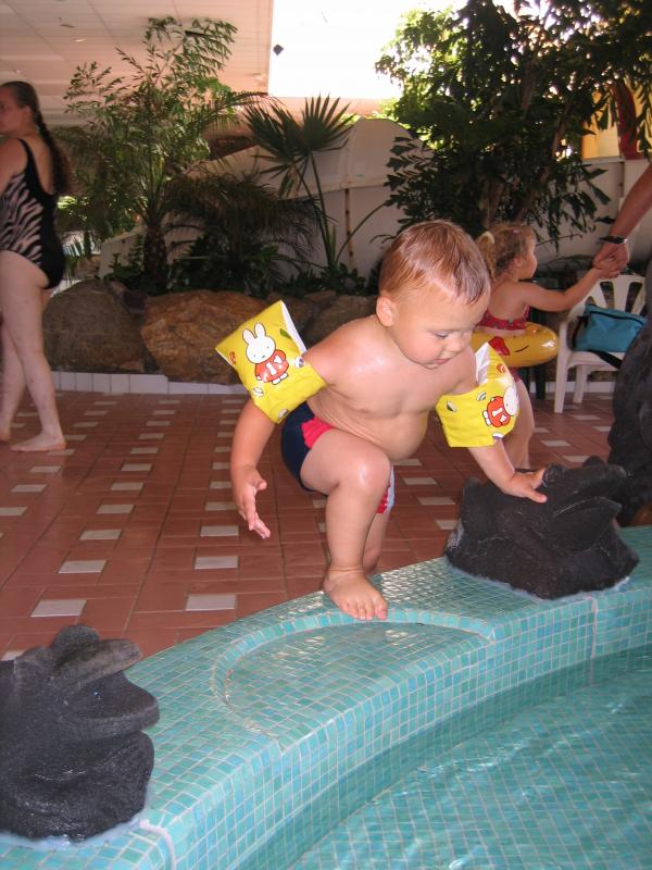 Merijn in het zwembad., geplaatst door mama Lizanne op 2006-08-01