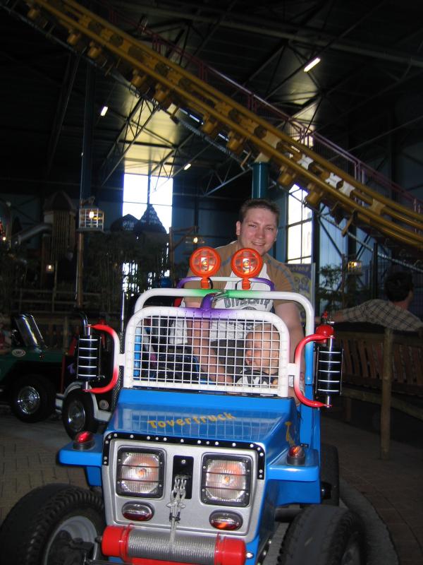 Jesse in een auto samen met papa., geplaatst door mama Lizanne op 2006-08-01