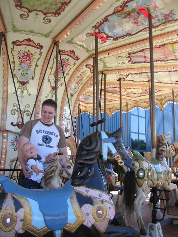 Jesse en Papa in de caroussel., geplaatst door mama Lizanne op 2006-08-01