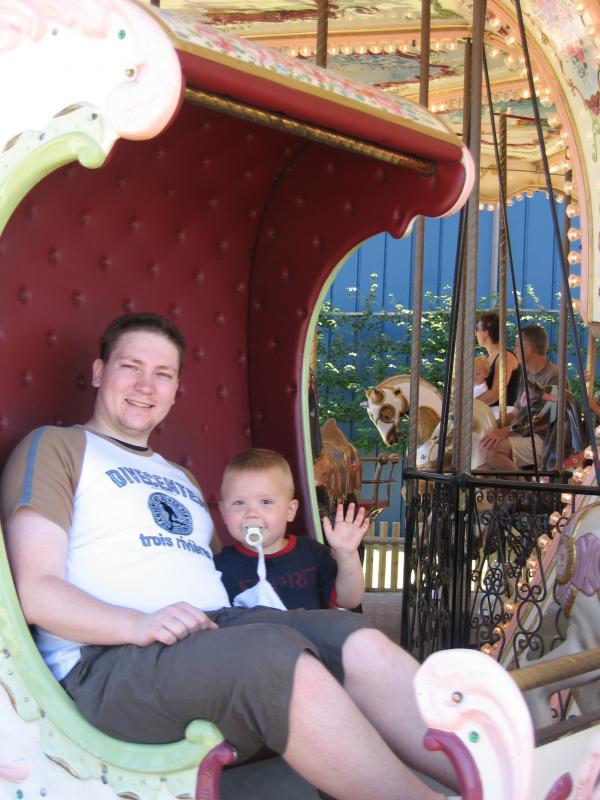 Papa en Merijn in de caroussel., geplaatst door mama Lizanne op 2006-08-01