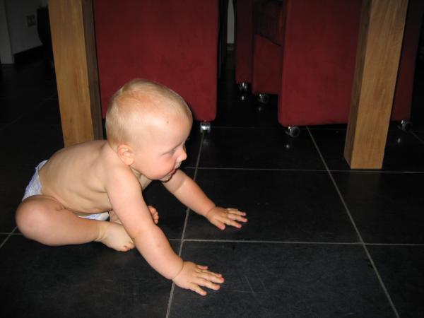 Jesse aan het kontschuiven., geplaatst door mama Lizanne op 2006-08-01