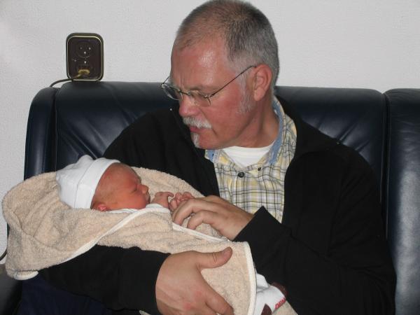 Merijn bij opa Herman 2, geplaatst door papa Boudewijn op 2004-06-08