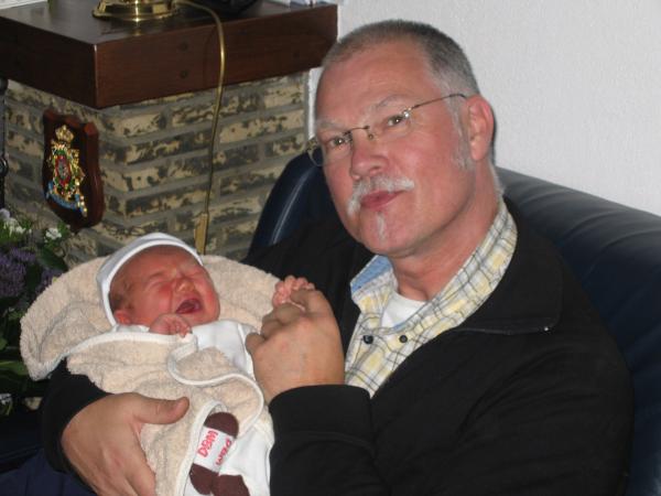 Merijn bij opa Herman 3, geplaatst door papa Boudewijn op 2004-06-08