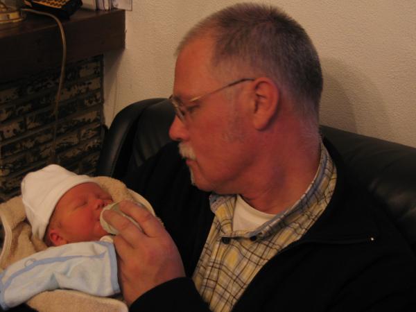 opa Herman geeft Merijn de fles, geplaatst door papa Boudewijn op 2004-06-08