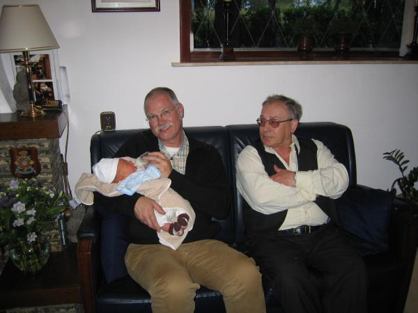 de 2 opa's met Merijn, geplaatst door papa Boudewijn op 2004-06-08