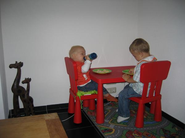 Merijn en Jesse samen eten., geplaatst door mama Lizanne op 2006-10-11