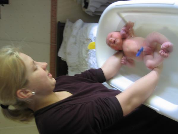 mama Lizanne doet Merijn in bad, geplaatst door papa Boudewijn op 2004-06-08