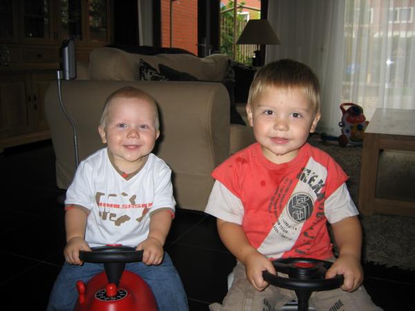 Merijn en Jesse allebij op de loopauto., geplaatst door mama Lizanne op 2006-10-11