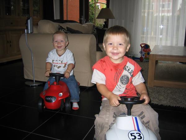 Merijn en Jesse allebij op de loopauto., geplaatst door mama Lizanne op 2006-10-11