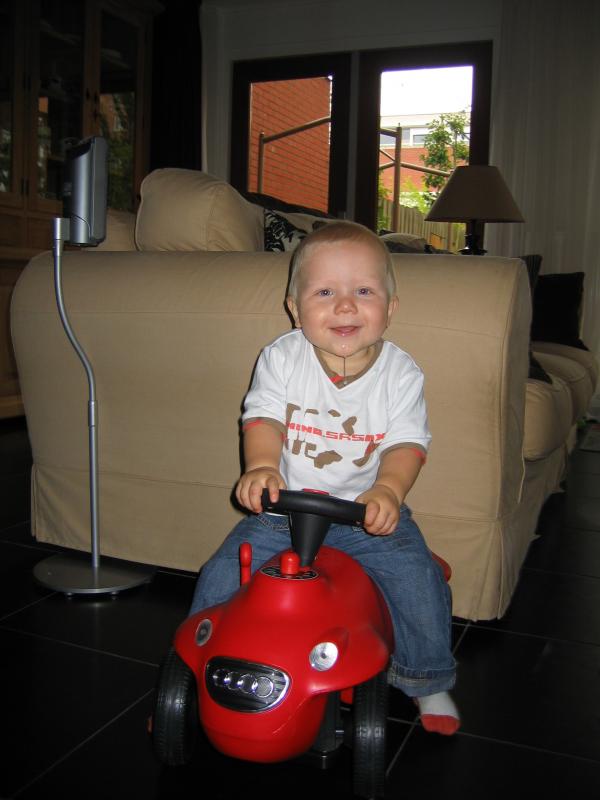 Jesse op de loopauto., geplaatst door mama Lizanne op 2006-10-11