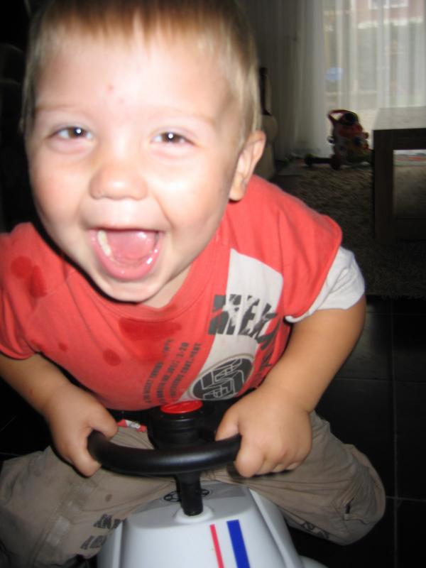 Merijn op de loopauto., geplaatst door mama Lizanne op 2006-10-11