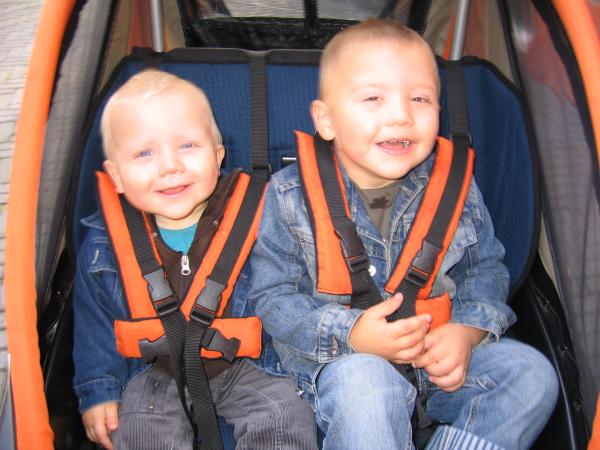 Merijn en Jesse samen in de fietskar tijdens het hondenuitlaten., geplaatst door mama Lizanne op 2006-10-11