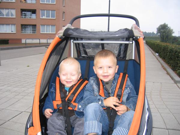 Merijn en Jesse samen in de fietskar tijdens het hondenuitlaten., geplaatst door mama Lizanne op 2006-10-11