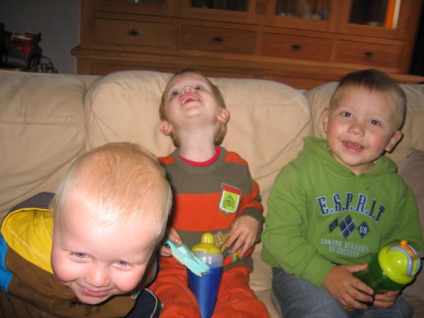 Merijn, Jesse en Thijme samen op de bank., geplaatst door mama Lizanne op 2006-10-17