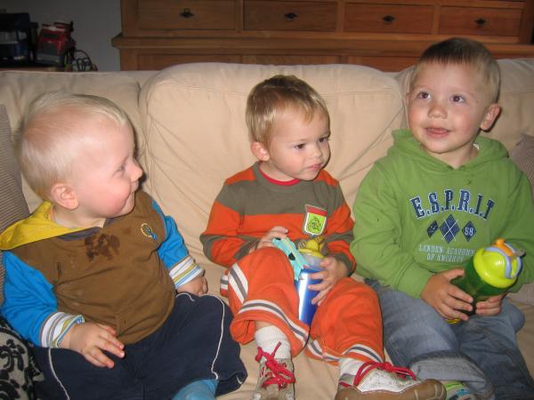 Merijn, Jesse en Thijme samen op de bank., geplaatst door mama Lizanne op 2006-10-17