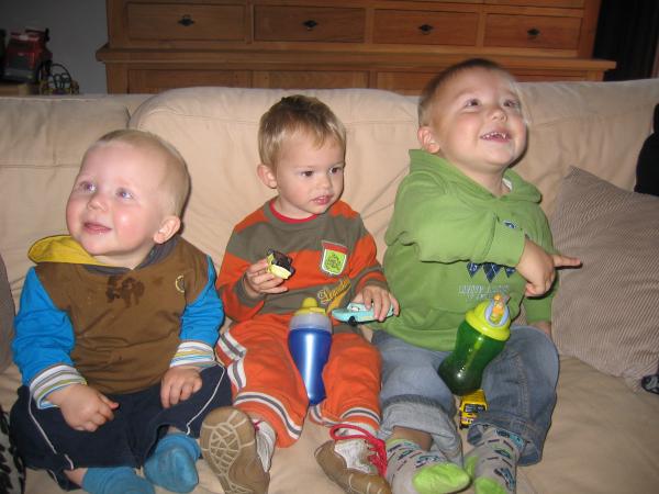 Merijn, Jesse en Thijme samen op de bank., geplaatst door mama Lizanne op 2006-10-17