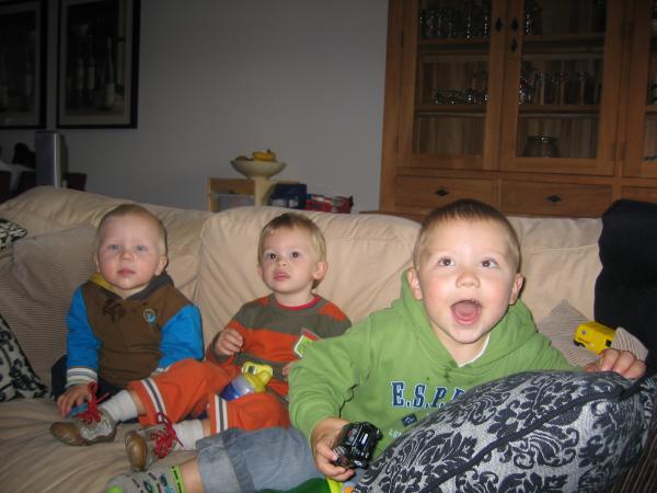 Merijn, Jesse en Thijme samen op de bank., geplaatst door mama Lizanne op 2006-10-17
