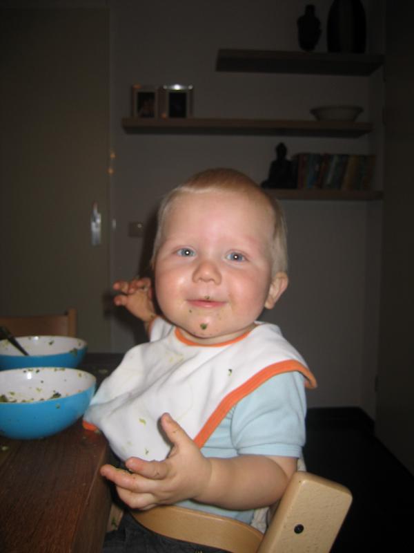 Jesse is boerenkool aan het eten!, geplaatst door mama Lizanne op 2006-10-17