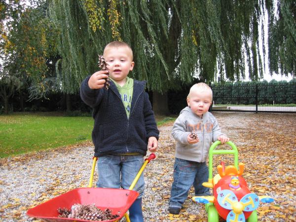 Merijn en Jesse samen aan de wandel., geplaatst door mama Lizanne op 2006-10-26