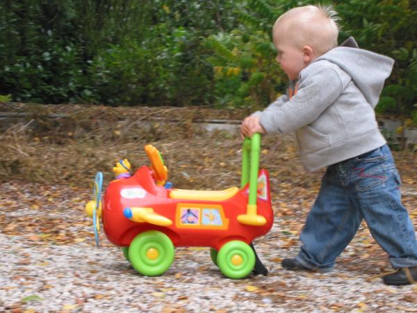 Jesse aan de wandel., geplaatst door mama Lizanne op 2006-10-26