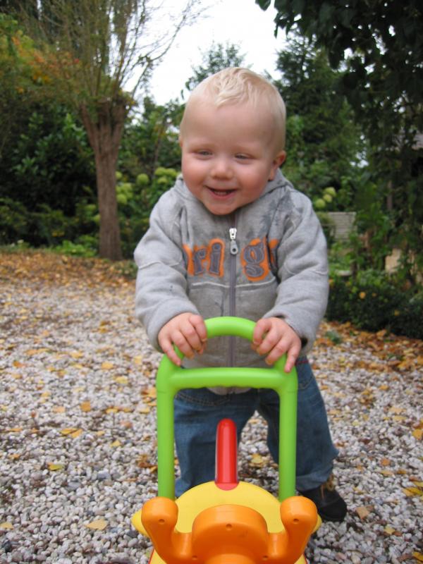 Jesse aan de wandel., geplaatst door mama Lizanne op 2006-10-26