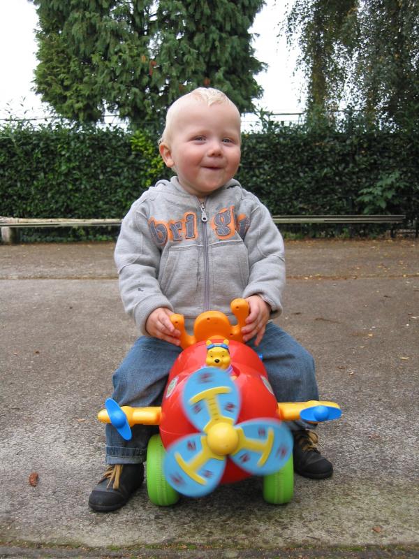 Jesse aan de wandel., geplaatst door mama Lizanne op 2006-10-26